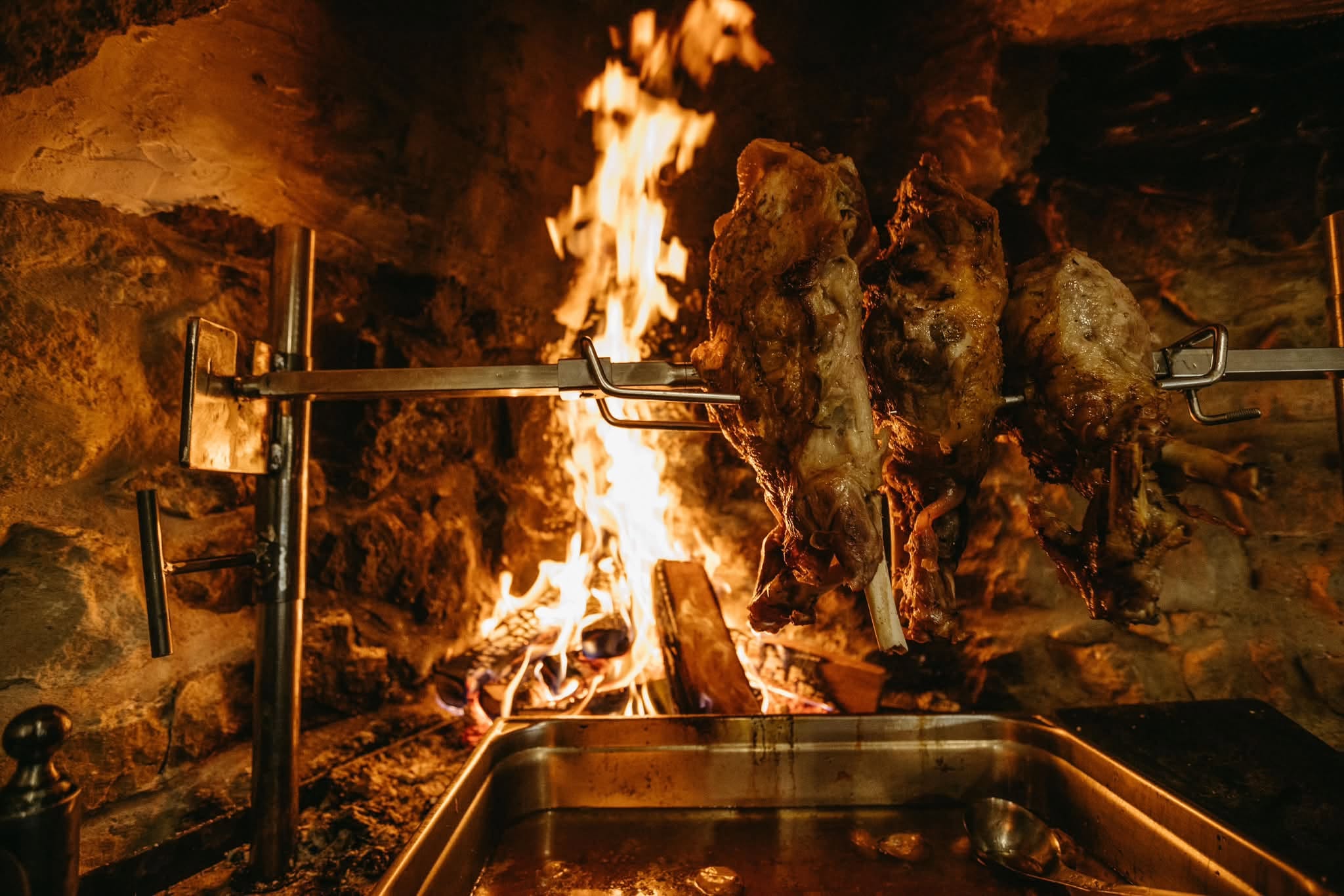 Une belle pièce de viande grillée devant les flammes